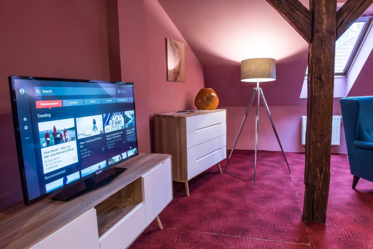 Spacious And Quiet Attic Flat In Centre Praga Exterior foto