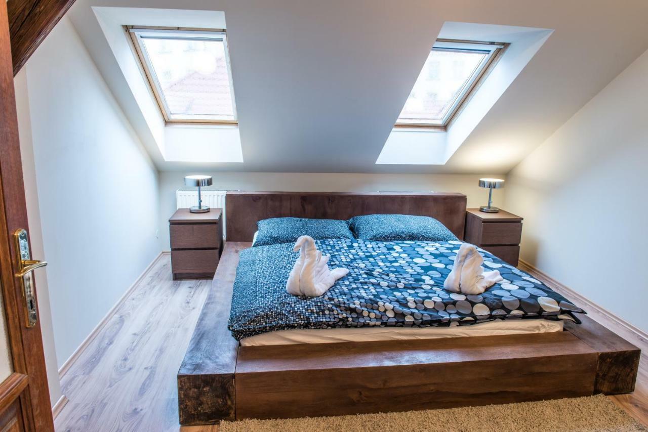 Spacious And Quiet Attic Flat In Centre Praga Exterior foto